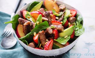 Salade de saucisses de veau grillées fruits et légumes d’été