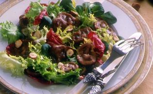 Salade tiède de rognons de veau aux noisettes