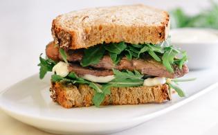 Sandwich de Roastbeef avec de la mayonnaise de Horseradish (ou Wasabi)