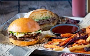 Smash burger de bœuf et frites de légumes