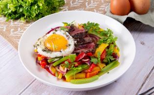 Steak œuf à cheval, poêlée de légumes
