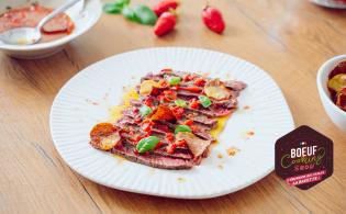 Steak de bœuf mi-cuit, aux fraises et citron vert, basilic et chips maison