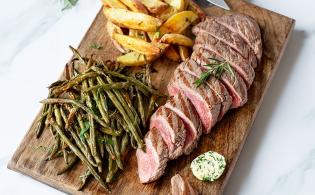 Steak grillé et haricots - frites au four