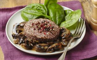 Steak haché de boeuf aux trois poivres et aux champignons