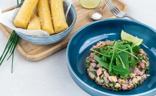 Tartare de veau aux olives, frites de panisse