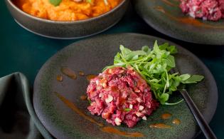 Tartare de viande chevaline aux noisettes