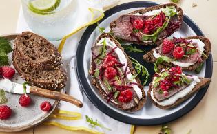 Tartine de bœuf, betterave râpée, framboises, crème au raifort, pain nordique