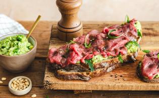 Tartine de carpaccio de bœuf, pesto de brocolis