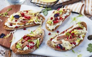Tartine de veau, ktipiti de poivrons jaunes, artichauts marinés, coriandre, grenade, pain au levain