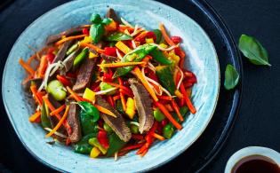 Wok de langue de bœuf aux légumes croquants