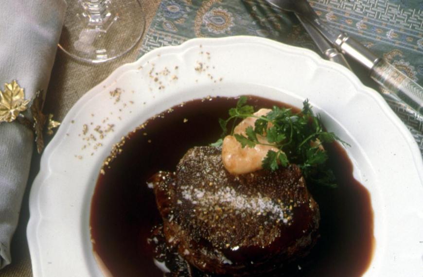 Filet de boeuf sur rillettes de queue de boeuf, sauce au vin de Graves et moelle pochée