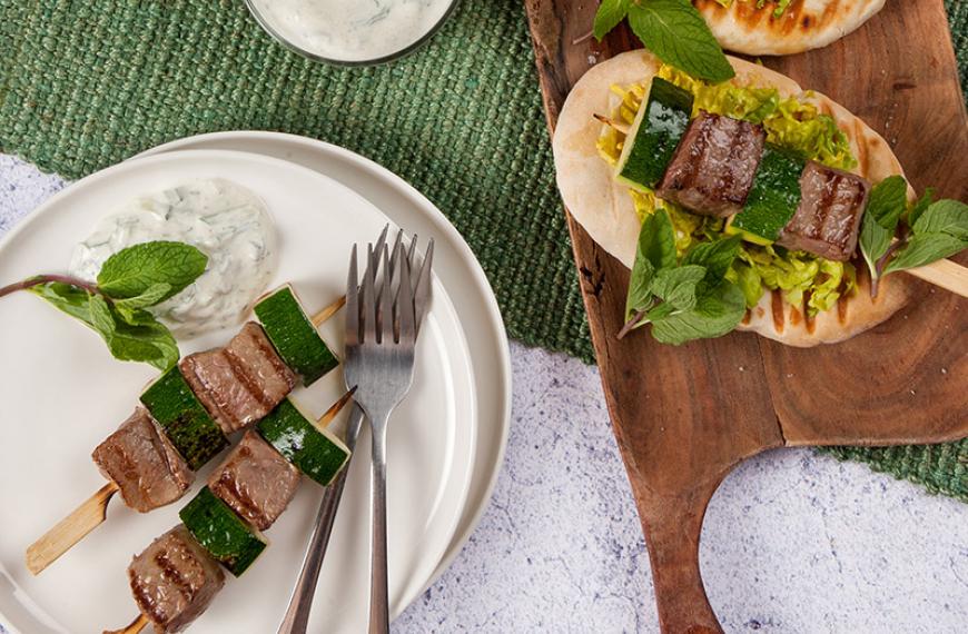 Brochettes de chevreau sur pains pita, sauce Tzatziki