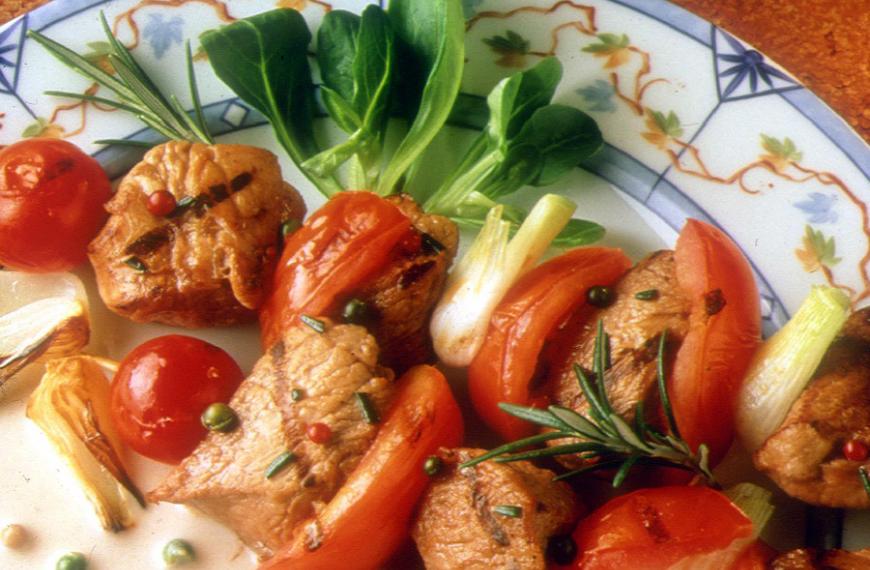 Brochettes de veau aux baies roses et au poivre vert