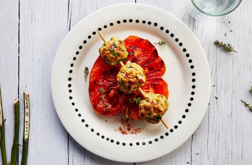 recette de Brochette de boulettes de veau façon kefta sur une tranche de tomate cœur de bœuf grillée