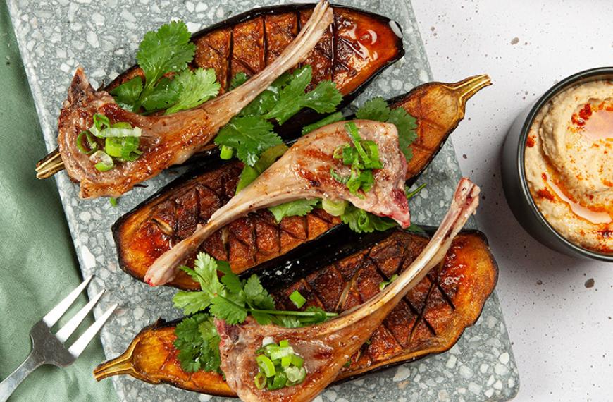 Côtes de chevreau sur aubergines grillées et houmous