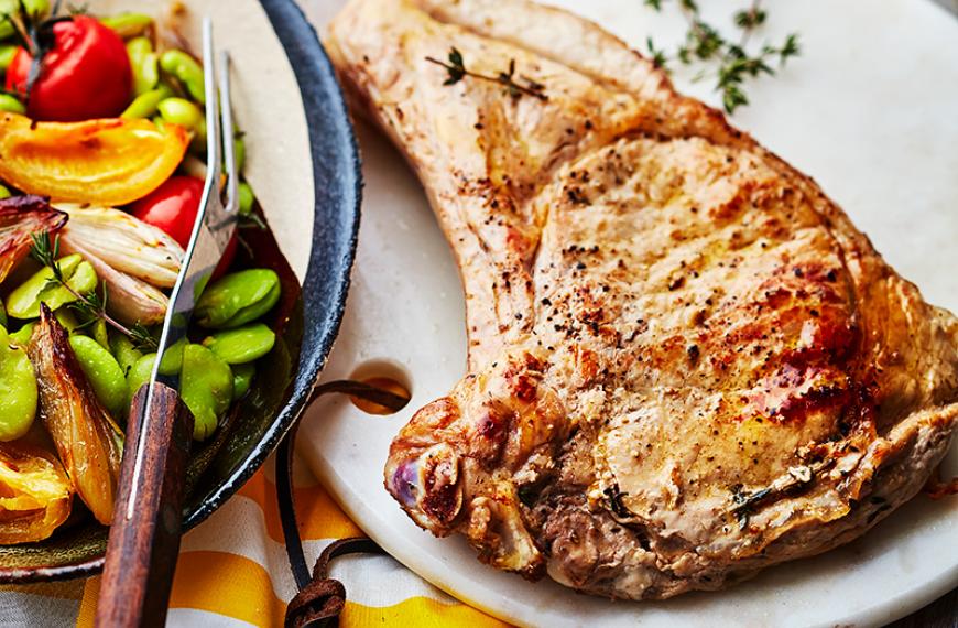 Côtes de veau poêlées, fèves aux échalotes, tomates et citrons confits