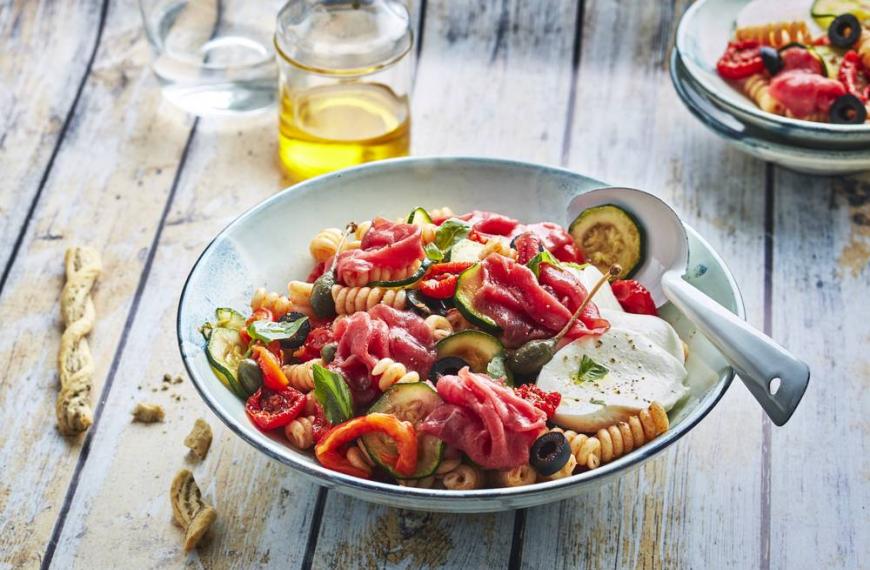 Carpaccio de boeuf, salade de pâtes et légumes à la Provençale