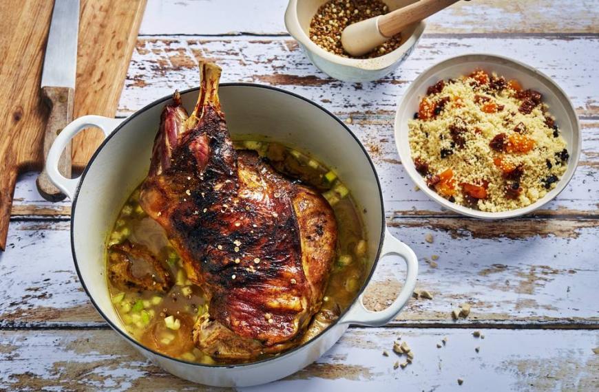 Epaule d'agneau en cocotte, sauce aux épices et fruits frais