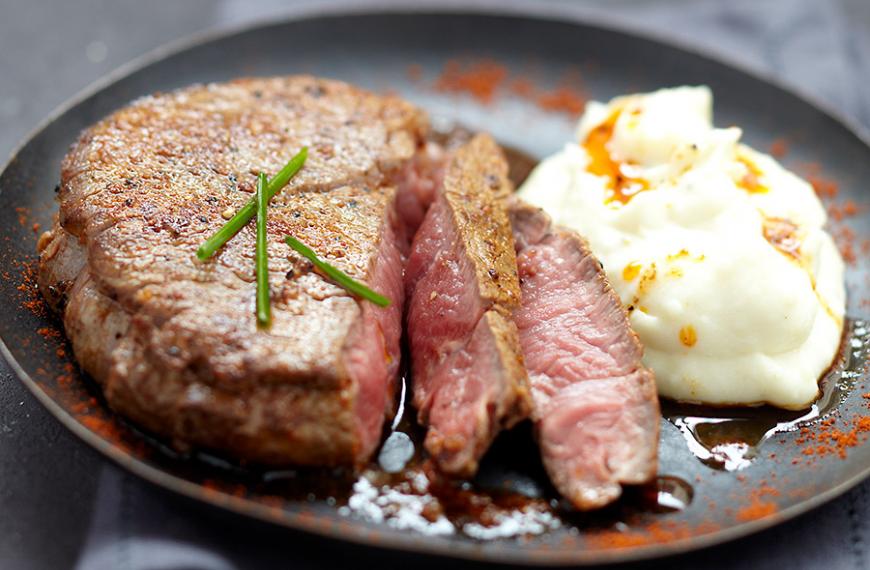 Filet de bœuf grillé en marinade rugissante, purée à l’ail