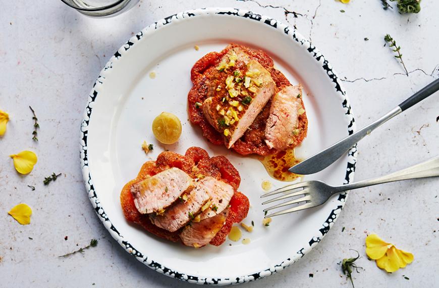 Pavé de veau rôti, jus de citron confit et thym, tomate cœur de bœuf poêlée à la farine de pois chiche Pavé de veau rôti, jus de citron confit et thym, tomate cœur de bœuf poêlée à la farine de pois chiche