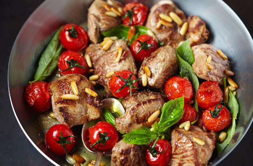 Poêlée d’agneau aux tomates cerise et au basilic