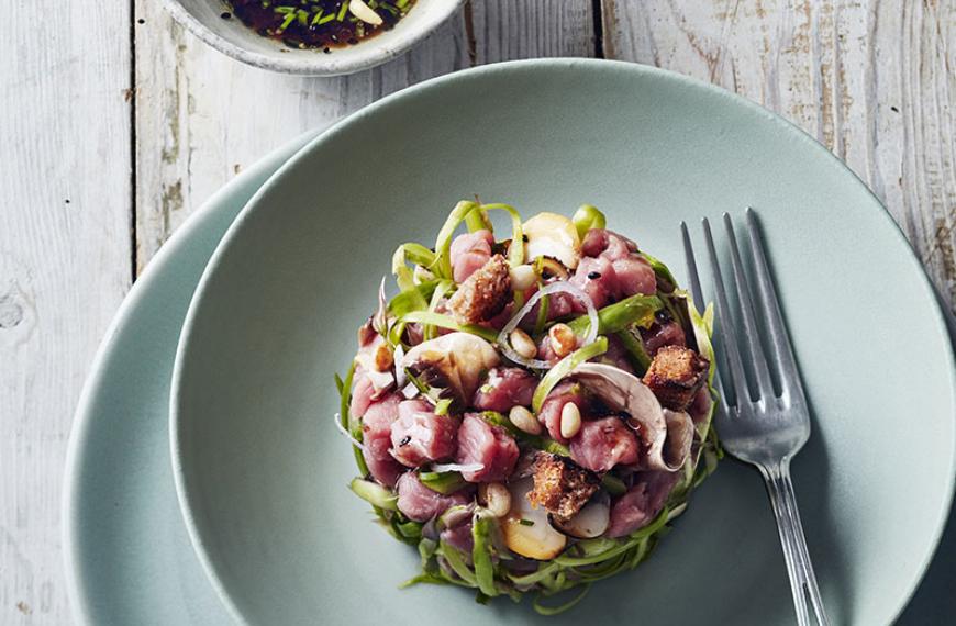 Tartare de veau, asperges vertes et palourdes