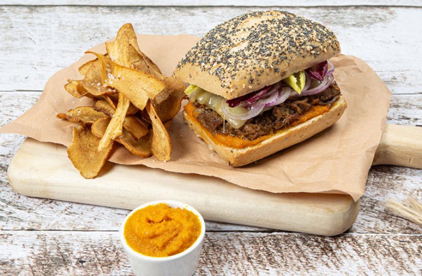 Vintage burger de paleron de bœuf, chips de panais et ketchup de carottes Vintage burger de paleron de bœuf, chips de panais et ketchup de carottes