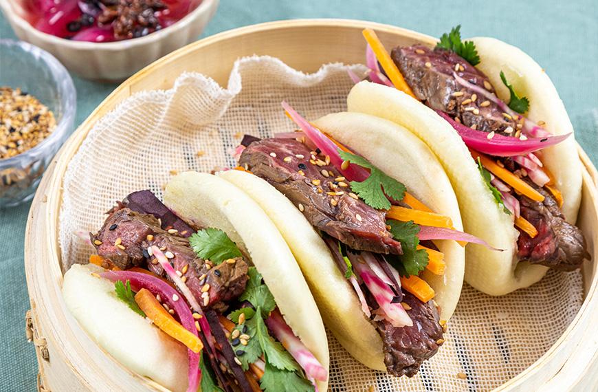 Bao à l’onglet de bœuf et pickles d’oignons rouges