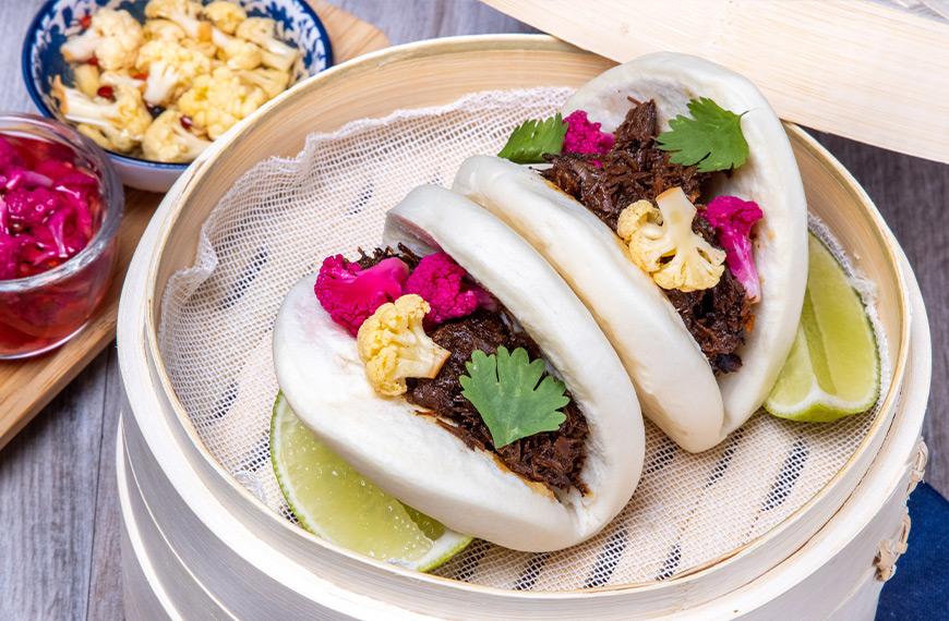 Bao de viande chevaline confite, pickles de choux-fleurs