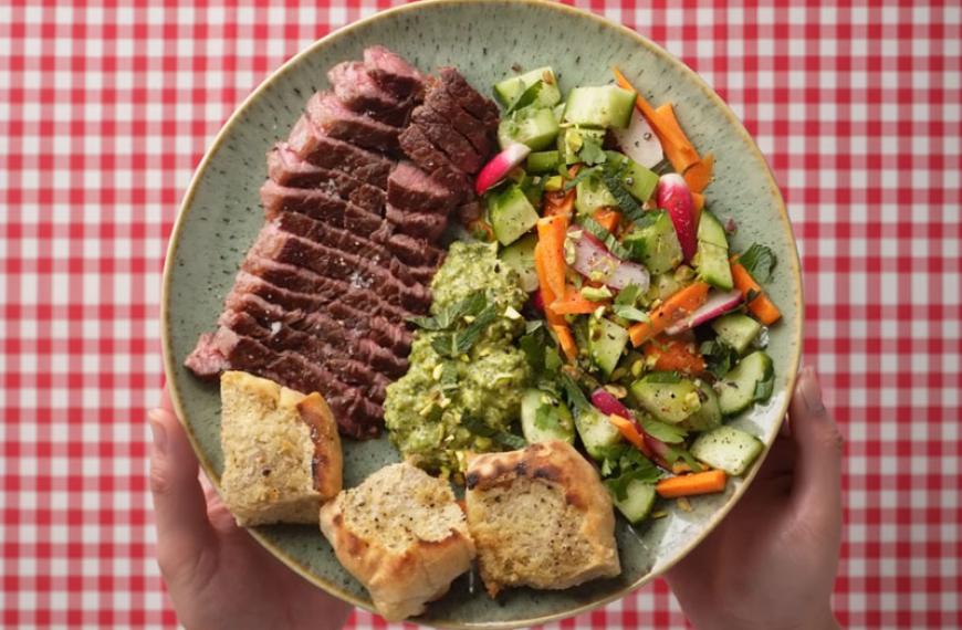 Basse côte snackée, sauce pistache-herbes fraîches, pain et crudités croquantes