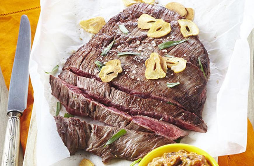 Bavette de bœuf bio poêlée aux chips d’ail Bavette de bœuf bio poêlée aux chips d’ail