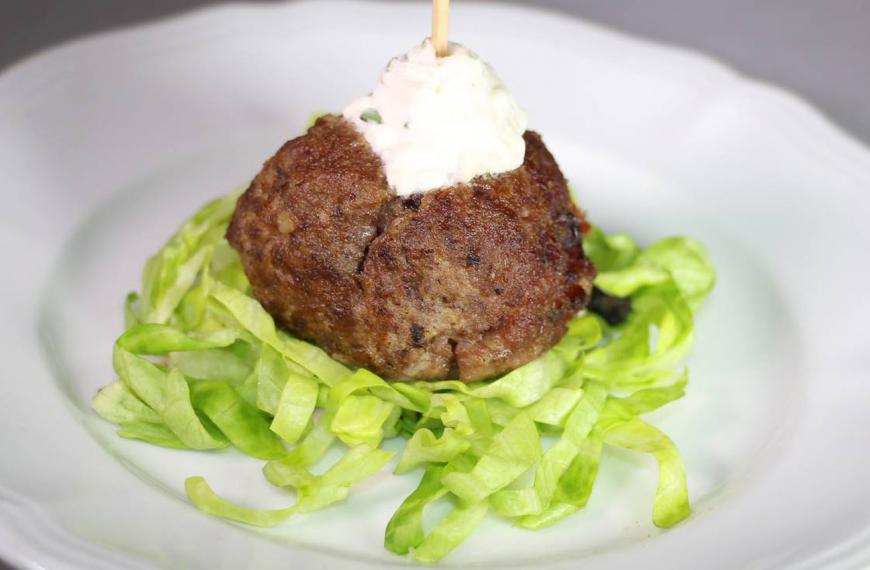 Boulettes de bœuf aux raisins secs et sauce fromagère