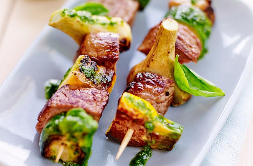 Brochettes de veau aubergines, artichauts et courgettes