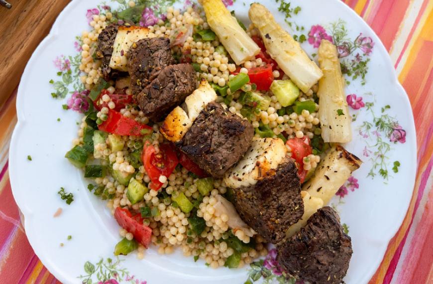 Brochettes de bœuf, halloumi et salade de perles de blé