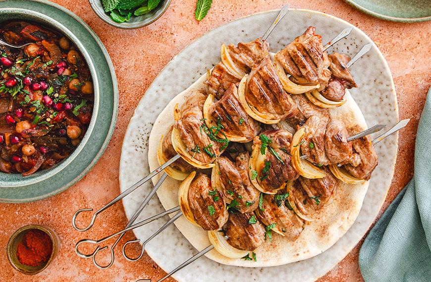 Brochettes de gigot d’agneau aux oignons