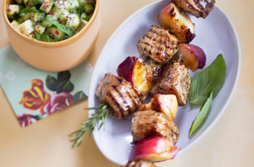 Brochettes de veau au miel et pêches blanches, tartare de courgettes