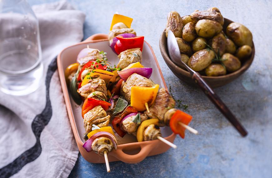 Brochettes de veau marinées à l'estragon, romarin et au cumin
