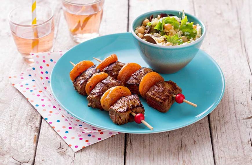 Brochettes de viande chevaline aux abricots, salade de boulgour Brochettes de viande chevaline aux abricots, salade de boulgour