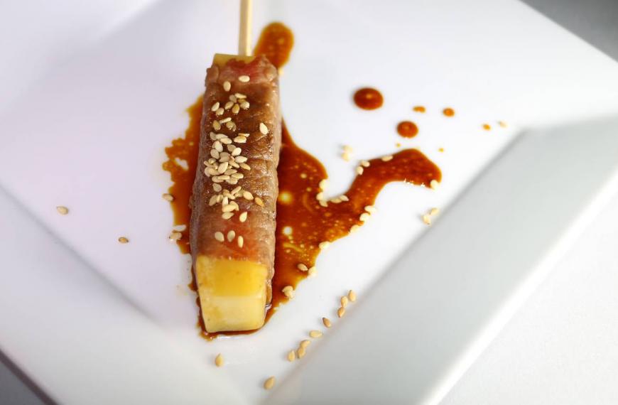 Brochettes de carpaccio de bœuf au comté et aux graines de sésame Brochettes de carpaccio de bœuf au comté et aux graines de sésame