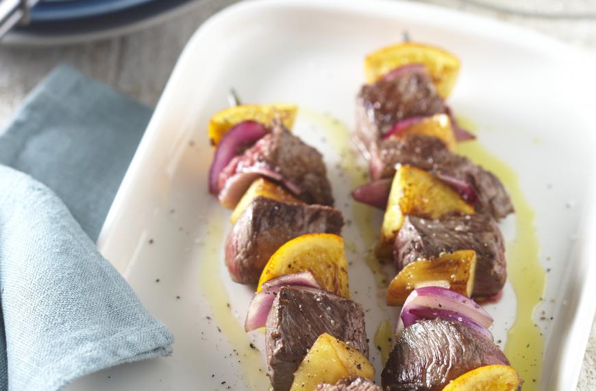 Brochettes de bœuf à l’orange et aux oignons rouges Brochettes de bœuf à l’orange et aux oignons rouges