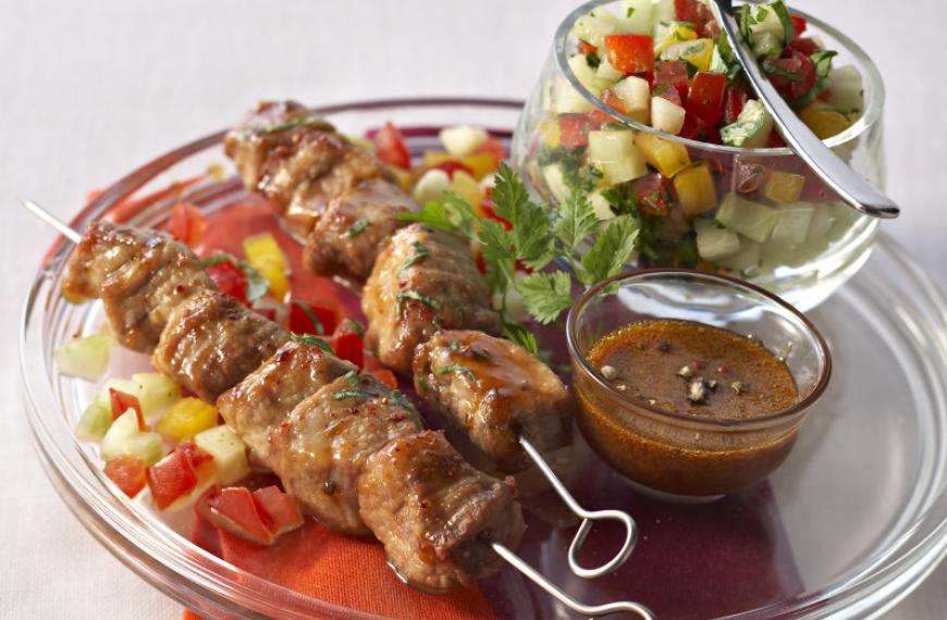 Recette de Brochettes de porc au miel et salade fraîcheur Recette de Brochettes de porc au miel et salade fraîcheur