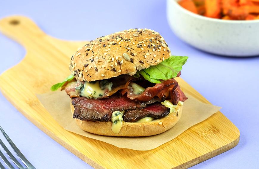 Burger au rôti de bœuf et au bleu