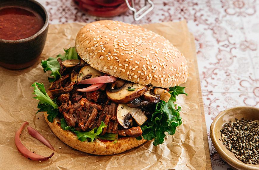Burger d’effiloché de bœuf aux champignons