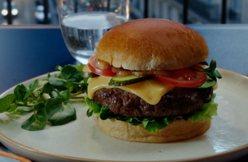 Burger de bœuf, cheddar, oignons caramélisés, salade et frites