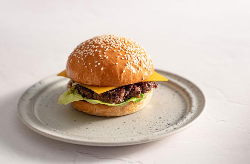 Burger de b&oelig;uf, mayo sriracha, cheddar