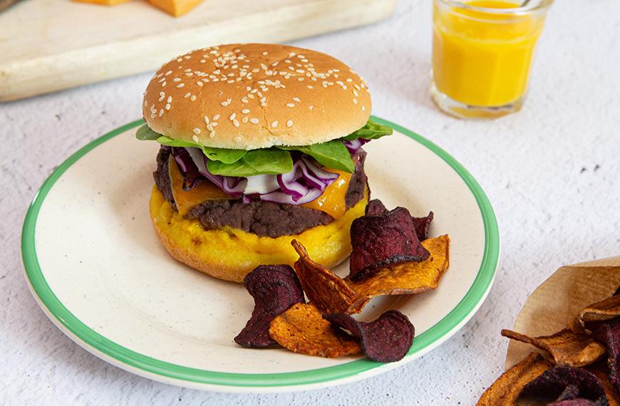 Burger de viande chevaline, chips de légumes et ketchup de citrouille