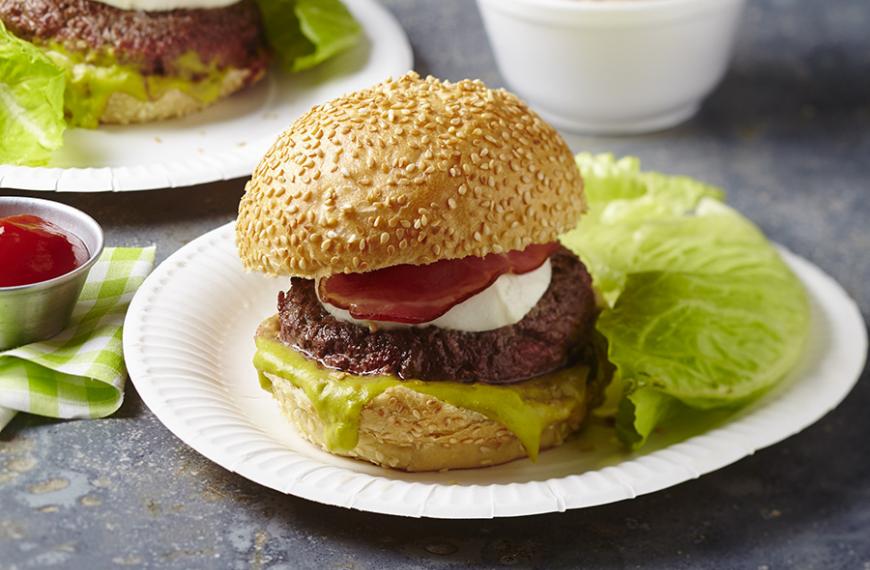 Burgers de bœuf à la tomate et à l’avocat Burgers de bœuf à la tomate et à l’avocat