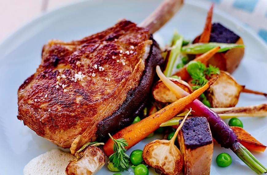 Côtes de veau panées à la chapelure de pain brûlé et printanière de légumes