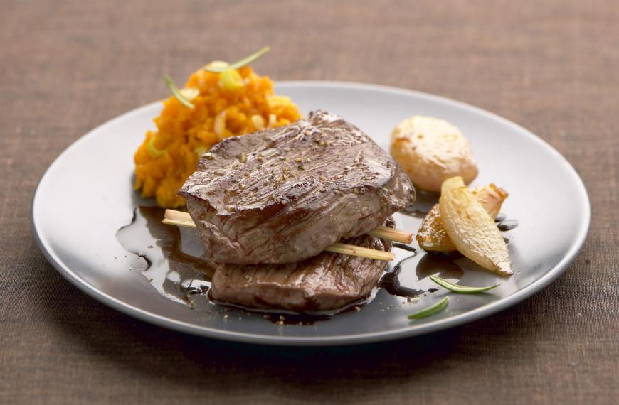 Bavette de boeuf saignante, chocolat épicé et potiron écrasé à la citronnelle