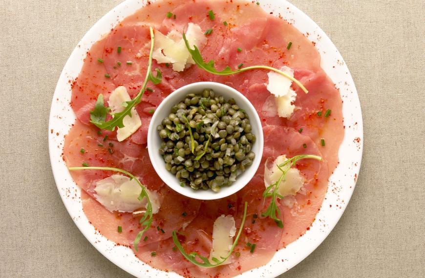 Carpaccio de boeuf,copeaux de Cantal et salade de lentilles froides